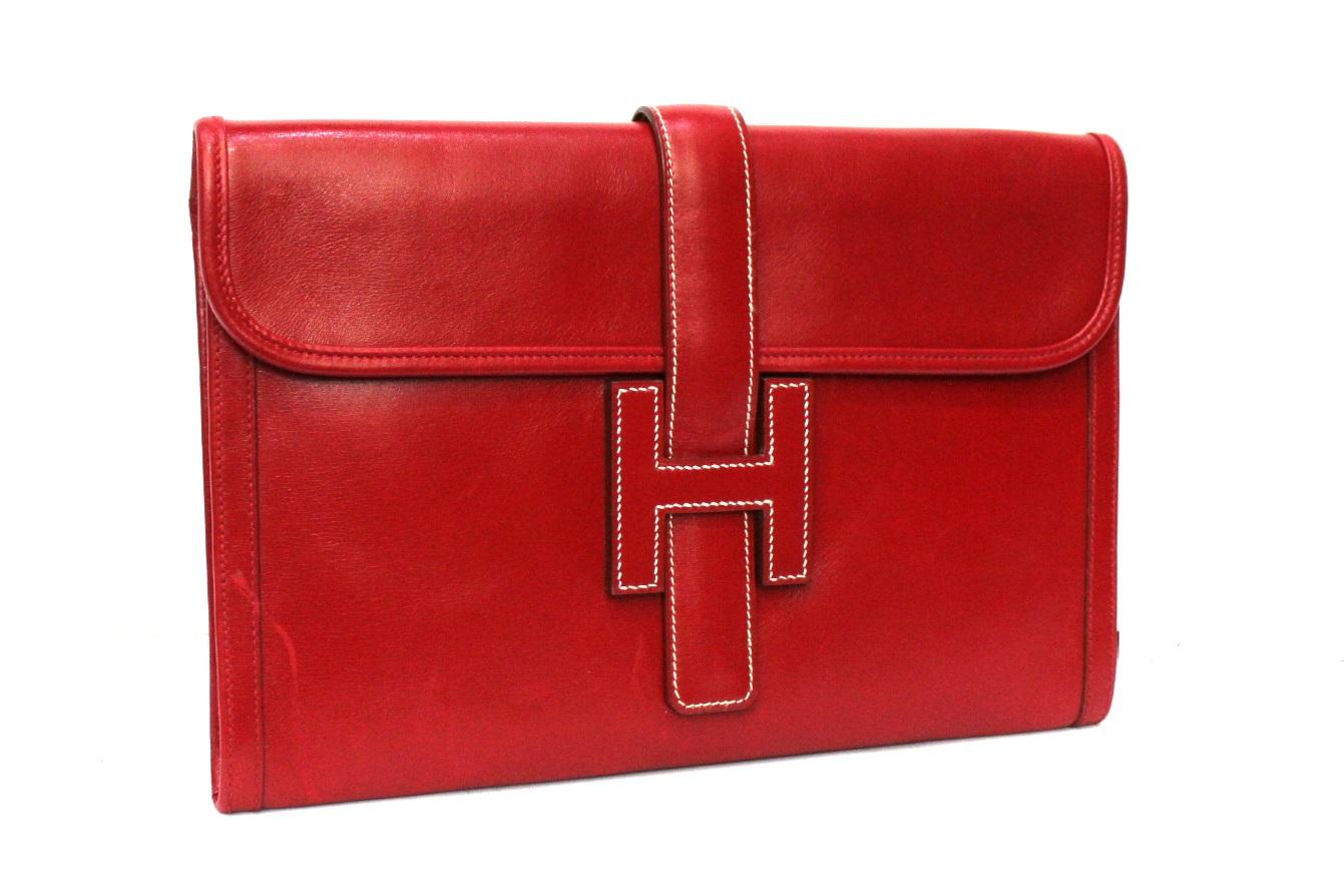 Hermès handbag model Jige made of smooth red leather with white stitching.

To be a 1994 product it is in good condition.