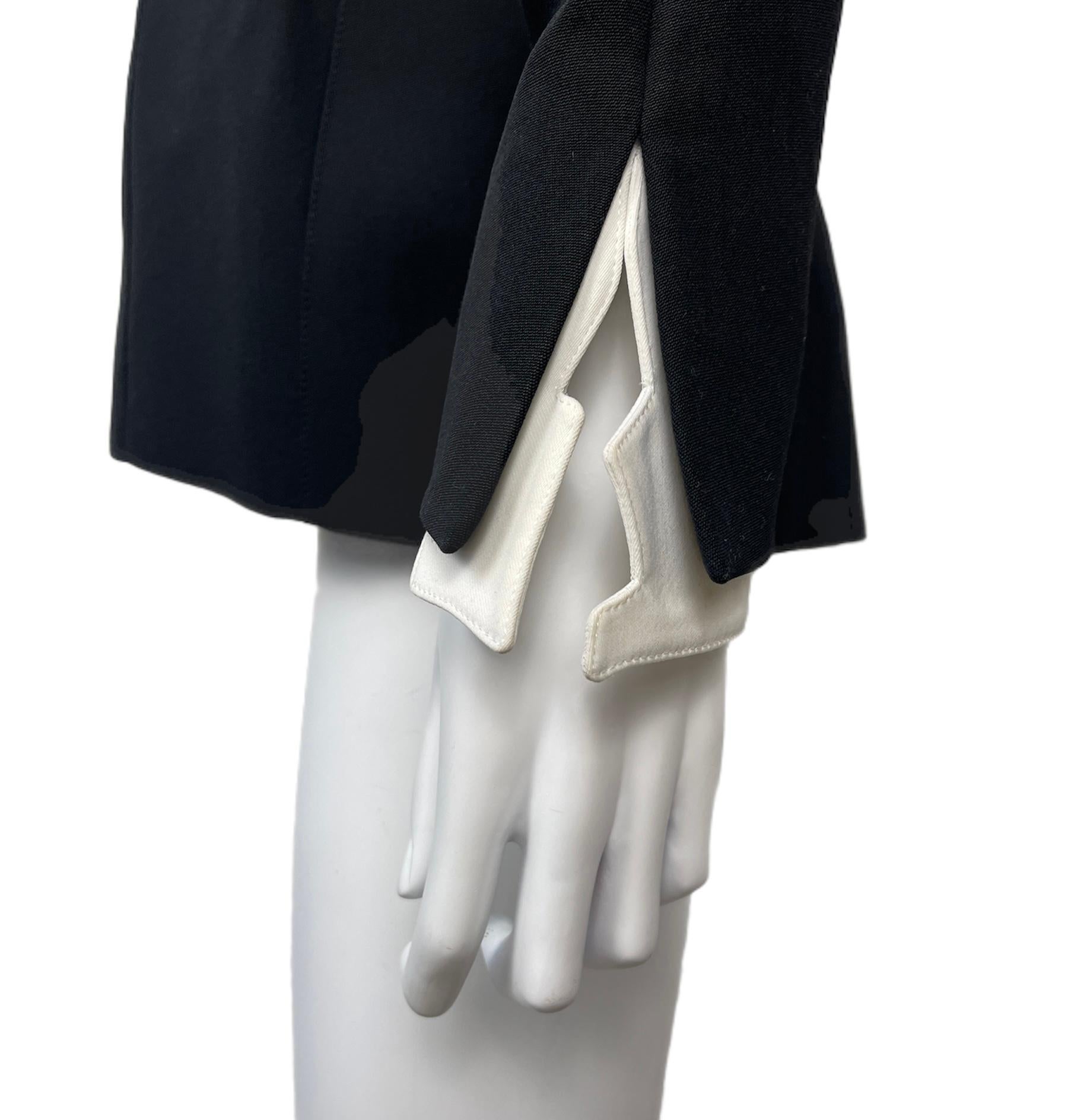 Thierry Mugler - Veste emblématique en laine noire et blanche portée, 1994 2