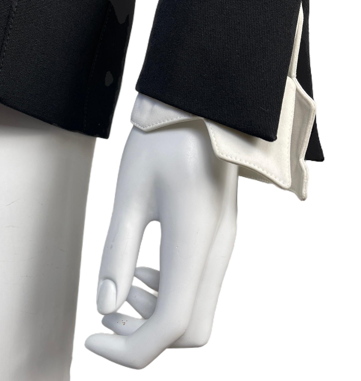Thierry Mugler - Veste emblématique en laine noire et blanche portée, 1994 3