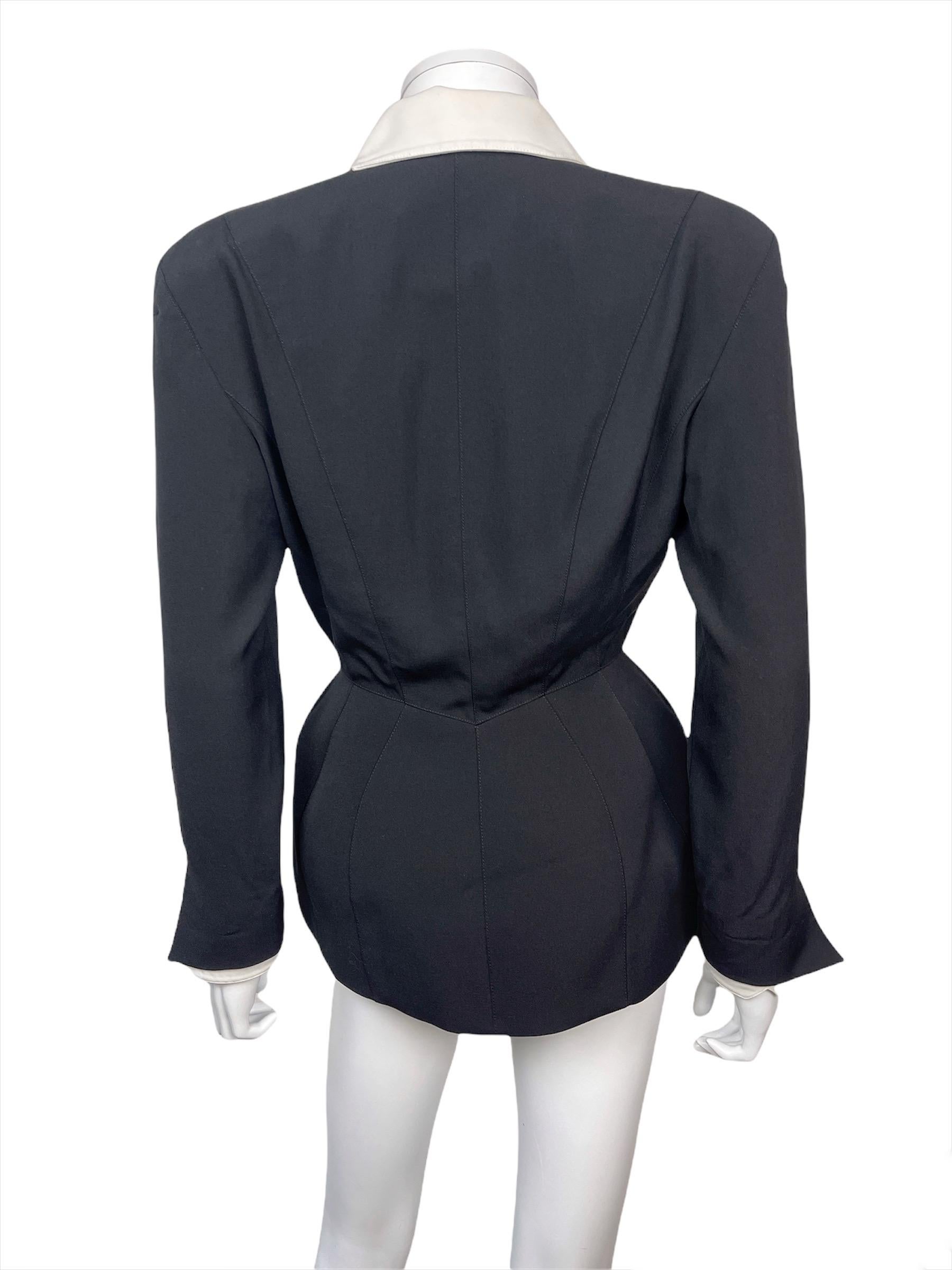 Thierry Mugler - Veste emblématique en laine noire et blanche portée, 1994 4