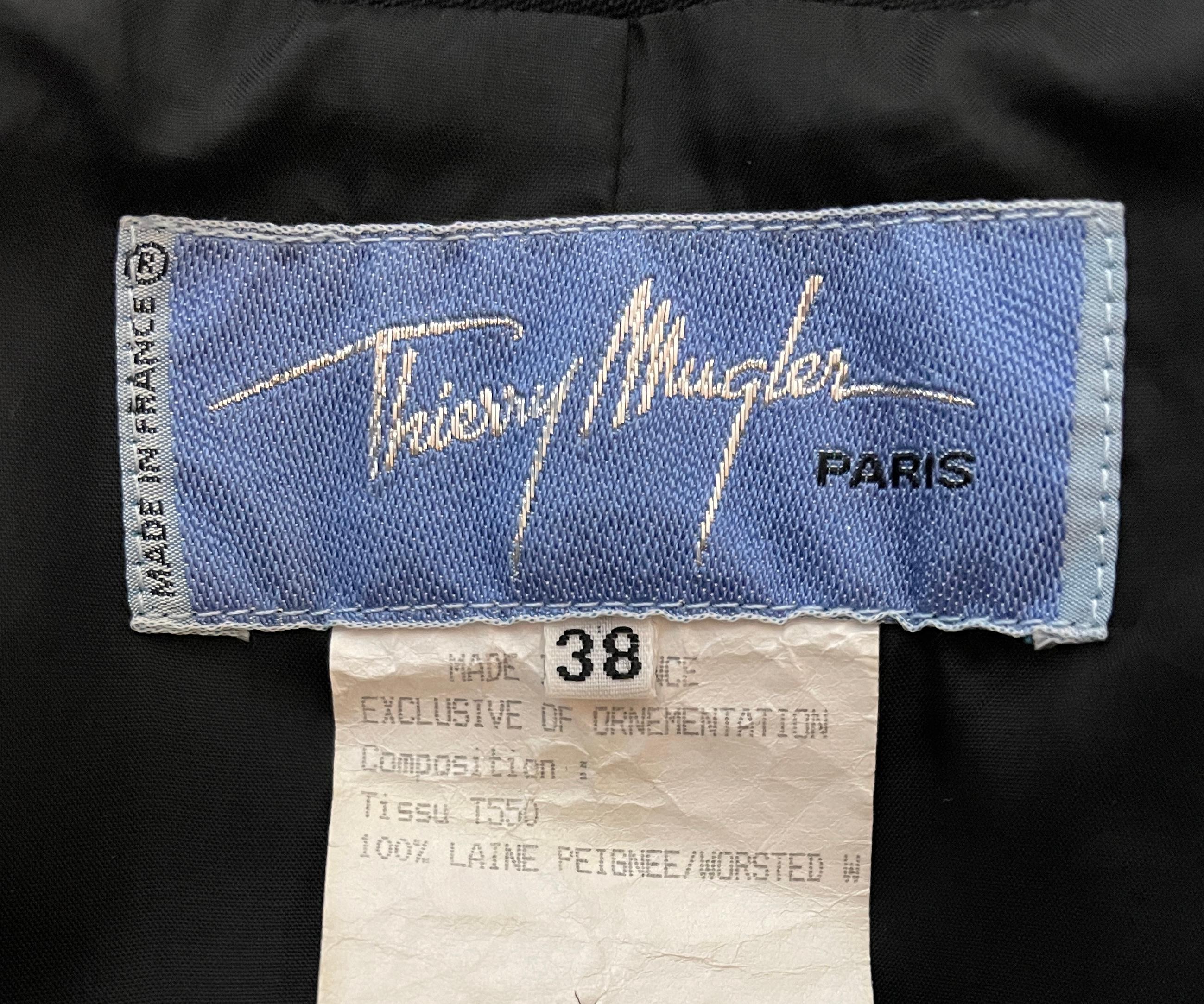 Thierry Mugler - Veste emblématique en laine noire et blanche portée, 1994 5