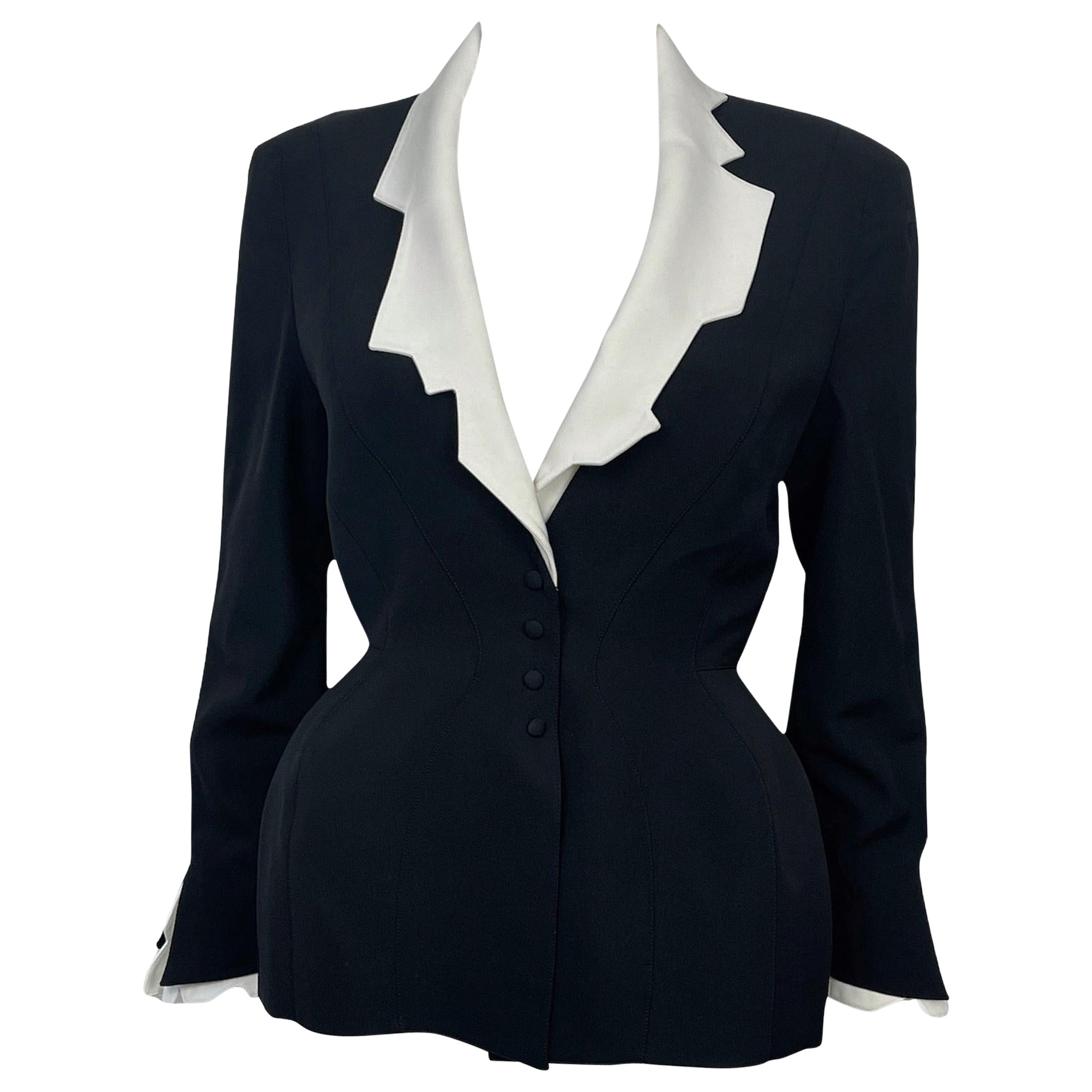 Thierry Mugler - Veste emblématique en laine noire et blanche portée, 1994