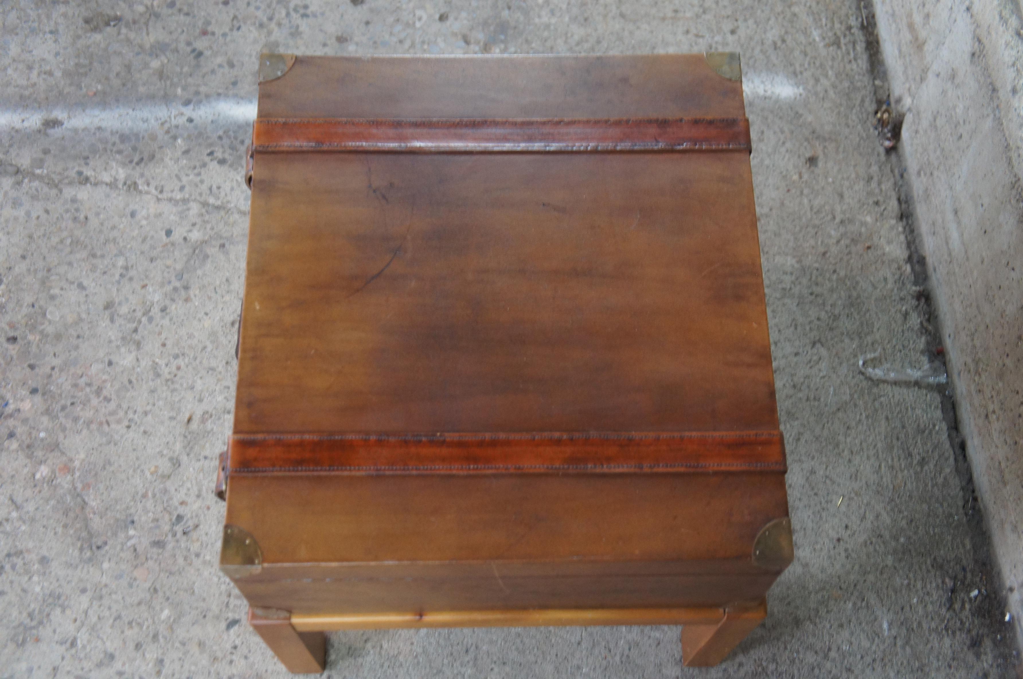 Table basse d'appoint coffre à vapeur en cuir sur support en pin, décoration d'appoint, 1994 Bon état - En vente à Dayton, OH