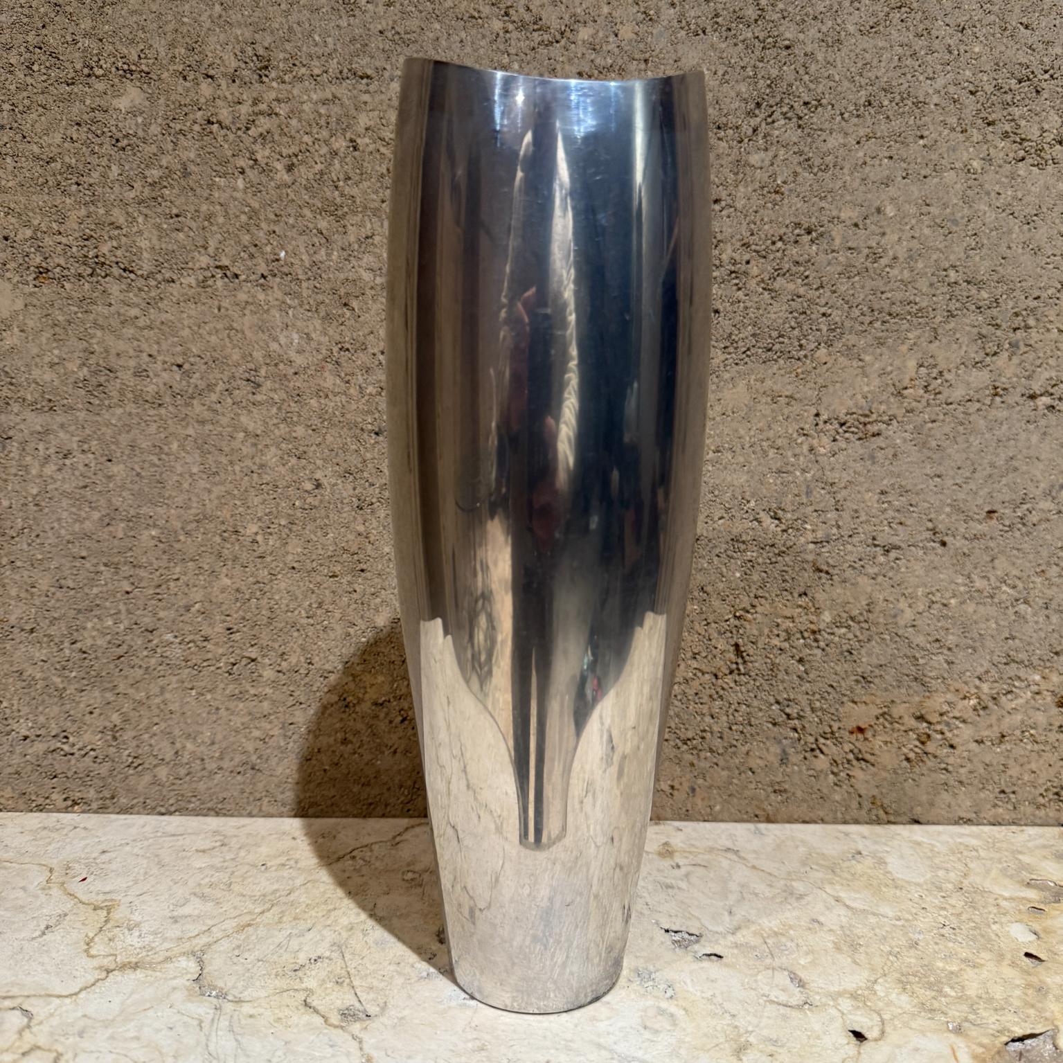 AMBIANIC presenta
1994 Vaso Studio Nambé Metalli d'argento
3 diametro x 10,75 h.
Condizioni vintage usate
Fai riferimento alle immagini