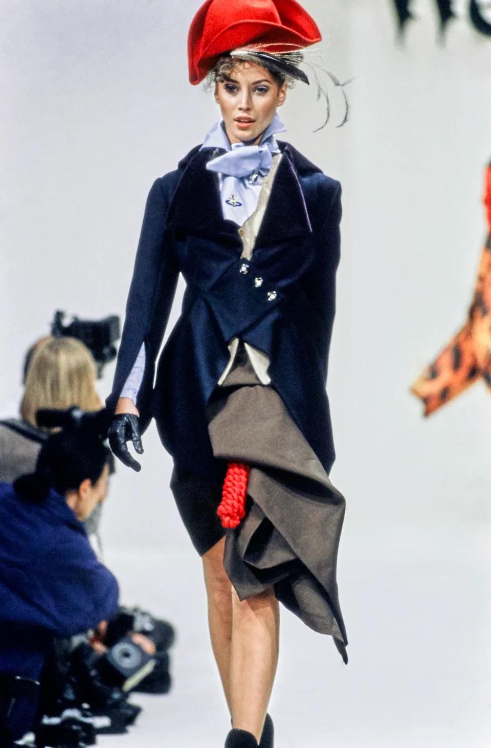 1994 „On Liberty“ Vivienne Westwood Couture Samtmantel mit Rockmuster im Angebot 2