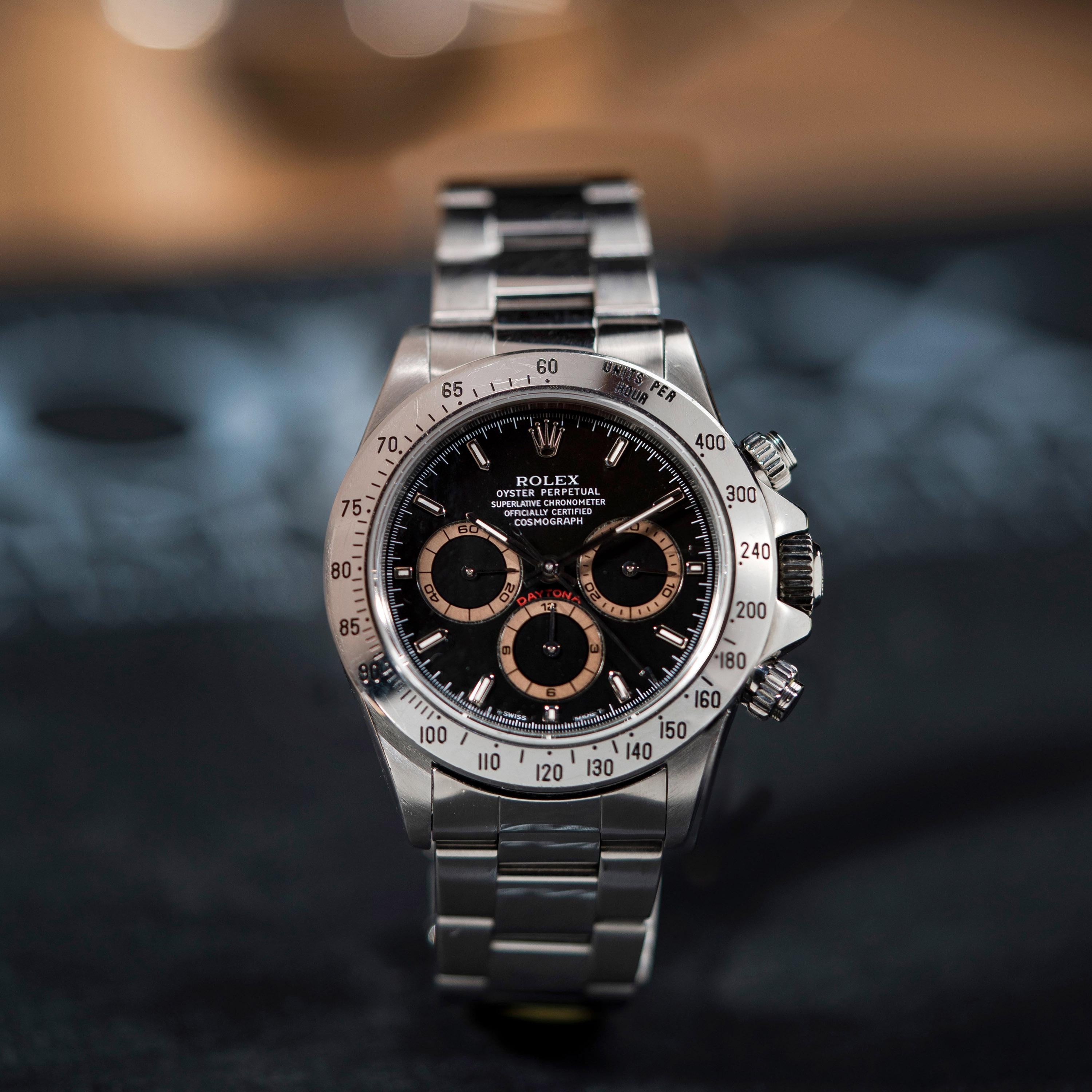 Il Patrizzi Daytona        - Il Rolex Daytona è sempre stato e rimarrà sempre il re dei modelli sportivi e inizialmente era ispirato alle corse. È stato nel 1987 che Rolex ha introdotto il primo orologio cronografo a carica automatica e all'epoca