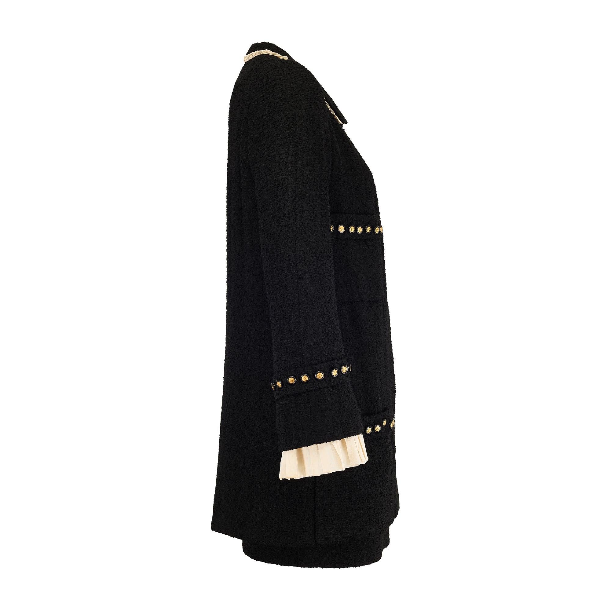 Realizzato in Francia, questo tailleur Chanel haute couture con gonna color crema e nera appartiene alla collezione Couture Primavera 1994 e il tailleur attuale è apparso in passerella. Purtroppo abbiamo solo un breve video che mostra il design e