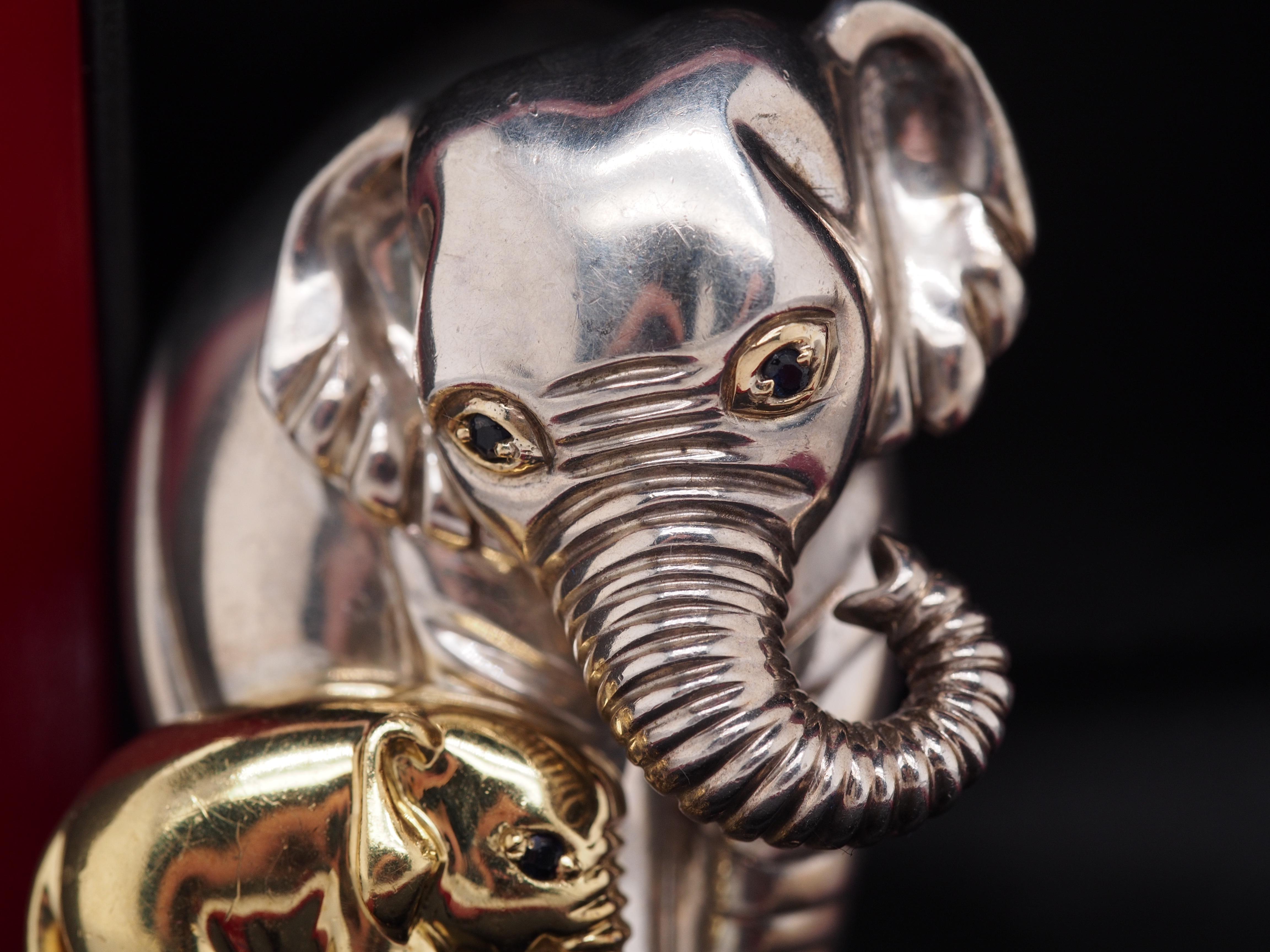 Taille ronde 1994 Tiffany & Co. Golding & Co. 18K Yellow Gold/Sterling Silver Sapphire Elephant &Baby Pin (épingle à l'éléphant et au bébé) en vente