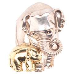 1994 Tiffany & Co. Golding & Co. 18K Yellow Gold/Sterling Silver Sapphire Elephant &Baby Pin (épingle à l'éléphant et au bébé)