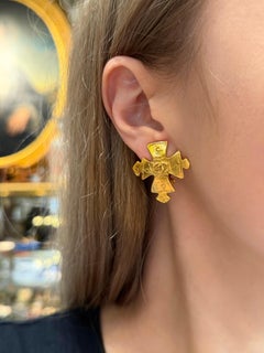 Boucles d'oreilles à clip vintage Chanel de 1994, dorées, en forme de croix et ornées du logo CC