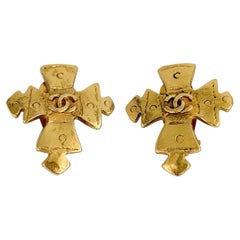 Boucles d'oreilles à clip vintage Chanel de 1994, dorées, en forme de croix et ornées du logo CC