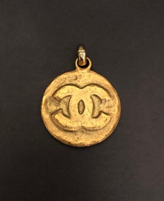 1994 Vintage CHANEL Goldfarben getönter byzantinischer CC Medaillon-Anhänger