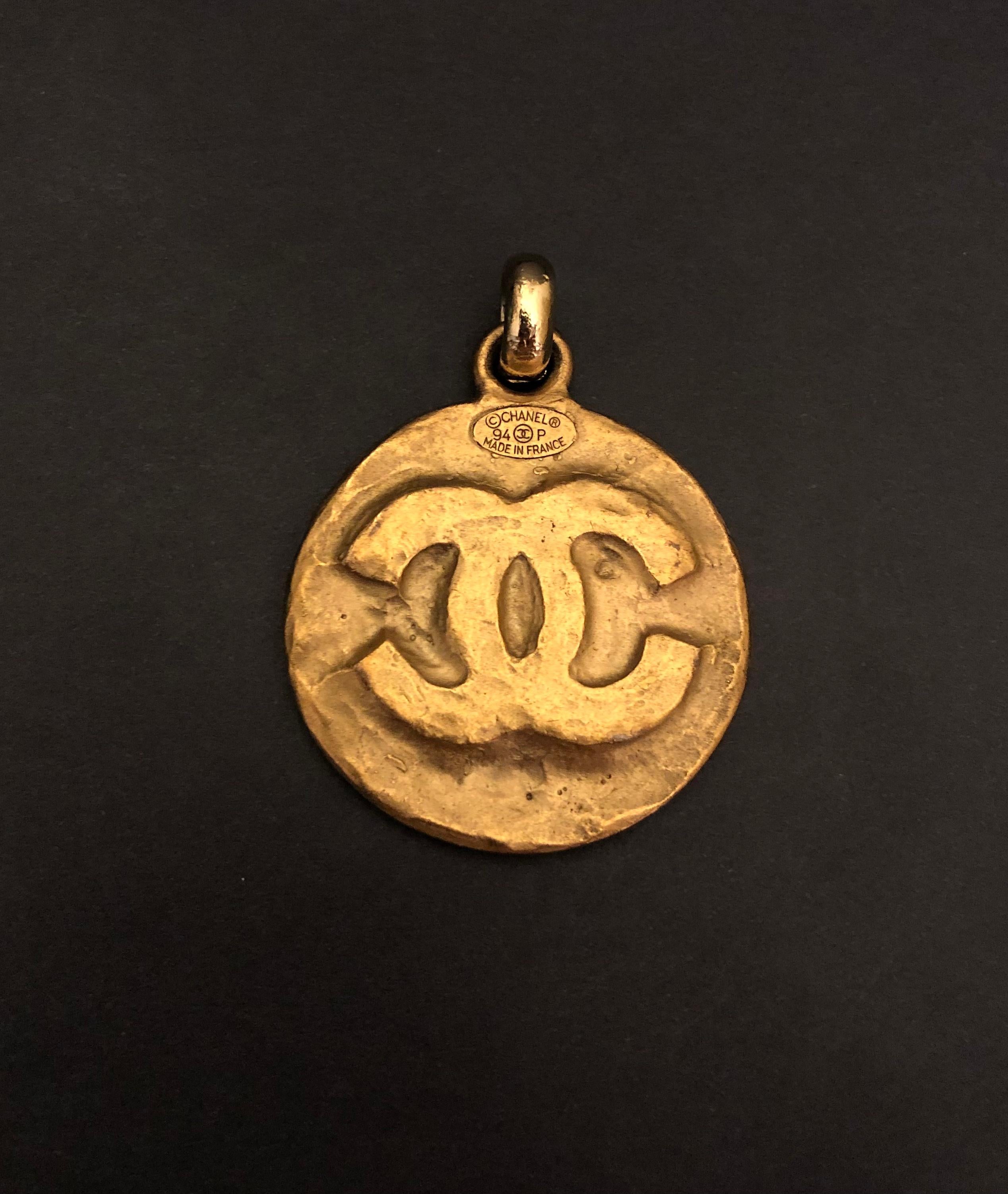 1994 Vintage CHANEL Gold Toned Byzantine CC Medallion Charm  In Excellent Condition For Sale In Bangkok, TH