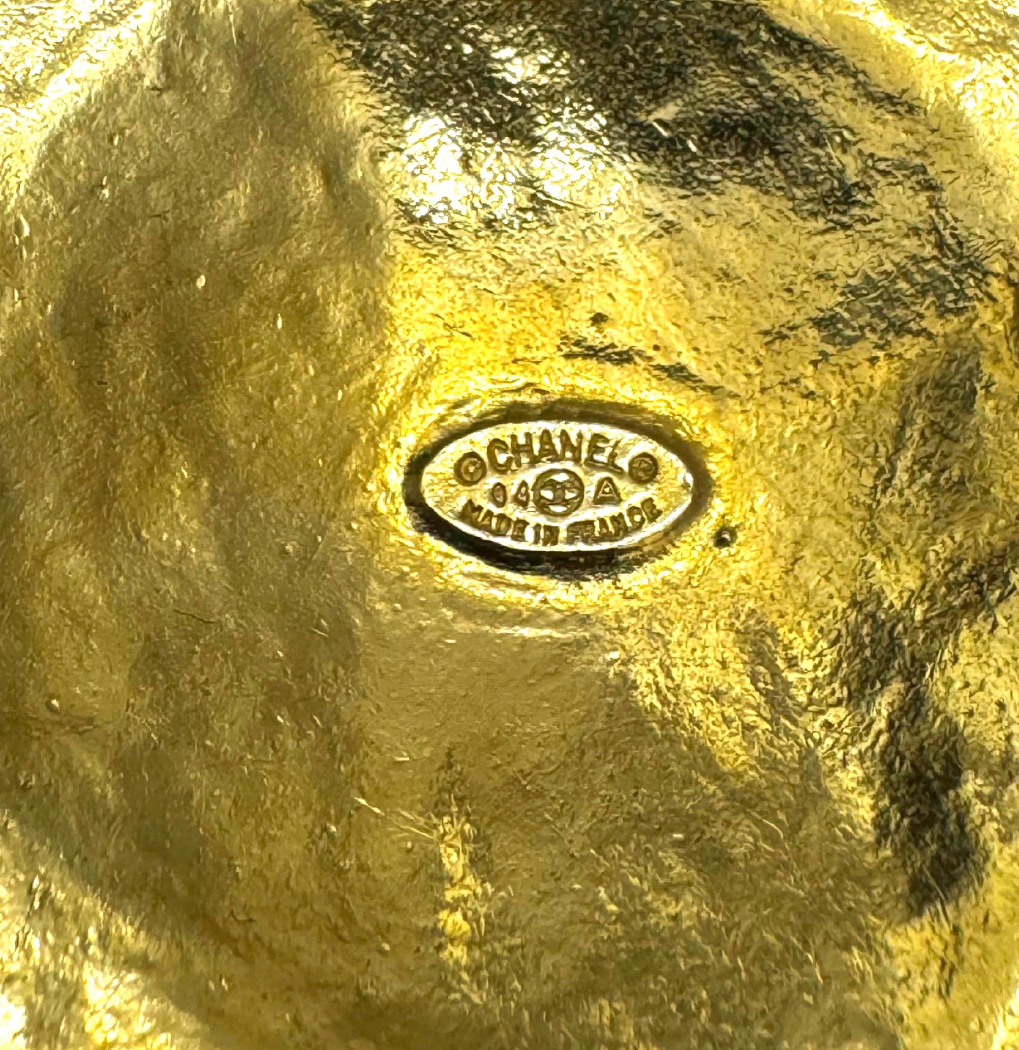 1994 Vintage CHANEL Gold Toned CC Brooch Large For Sale 2