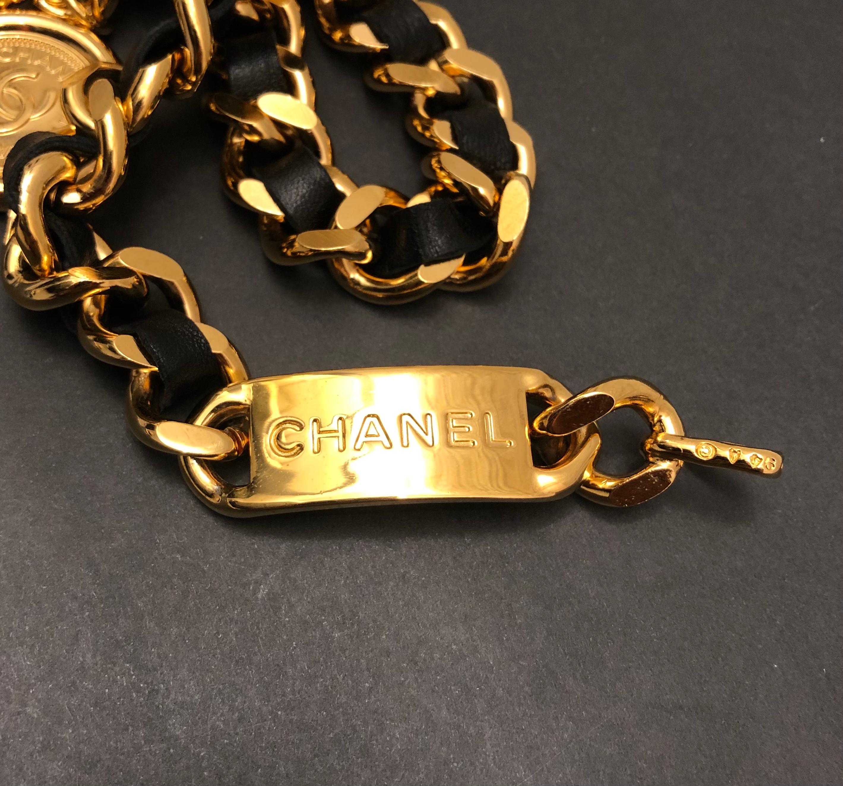 1994 Vintage CHANEL Gold Toned Leather Chain Belt  In Excellent Condition For Sale In Bangkok, TH
