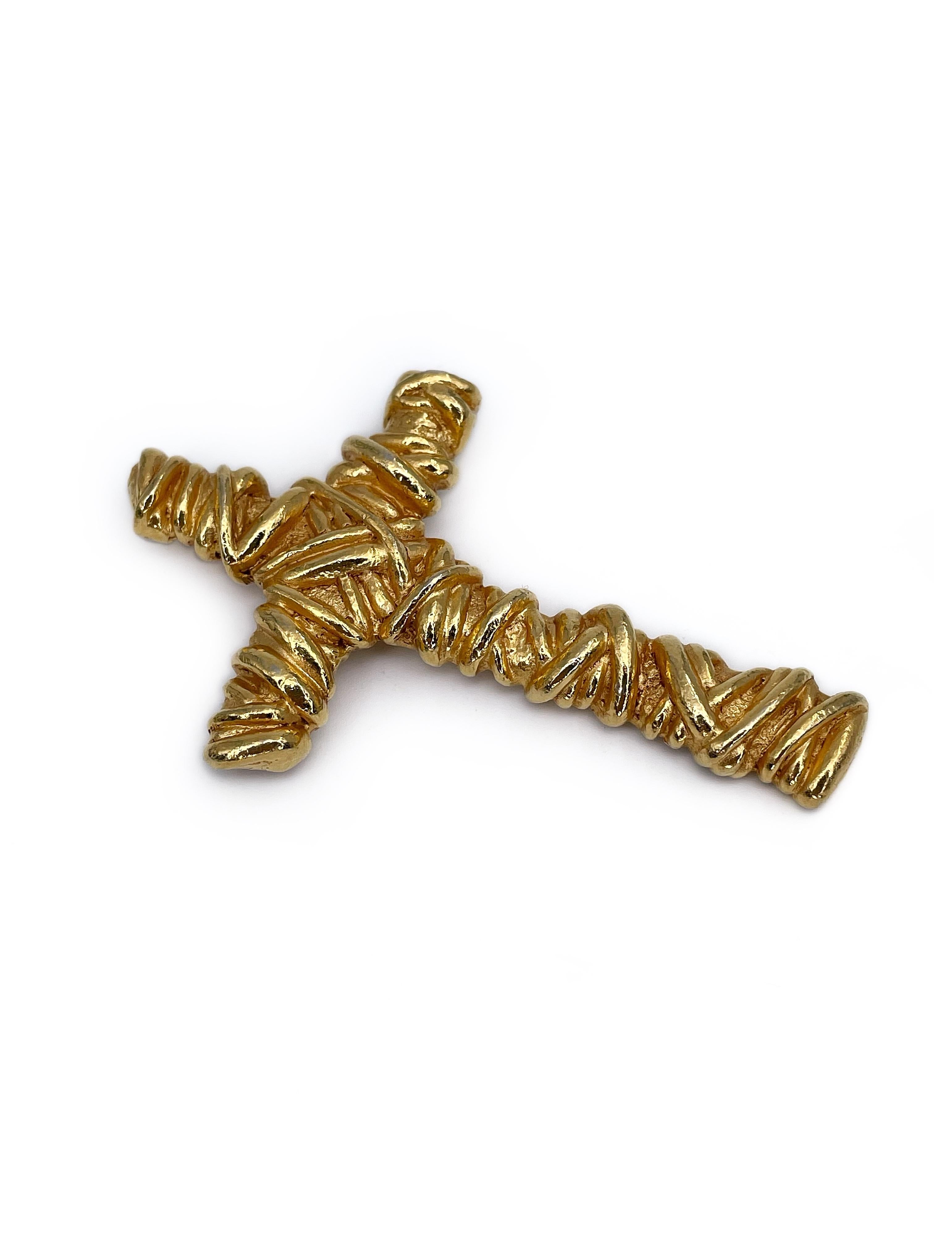 This is a beautiful textured gold tone cross pin brooch designed by Christian Lacroix in 1990’s. The piece is gold plated. 

Signed: “Christian Lacroix - E94 - Made in France”.

Size: 7.5x4.5cm

———

If you have any questions, please feel free to