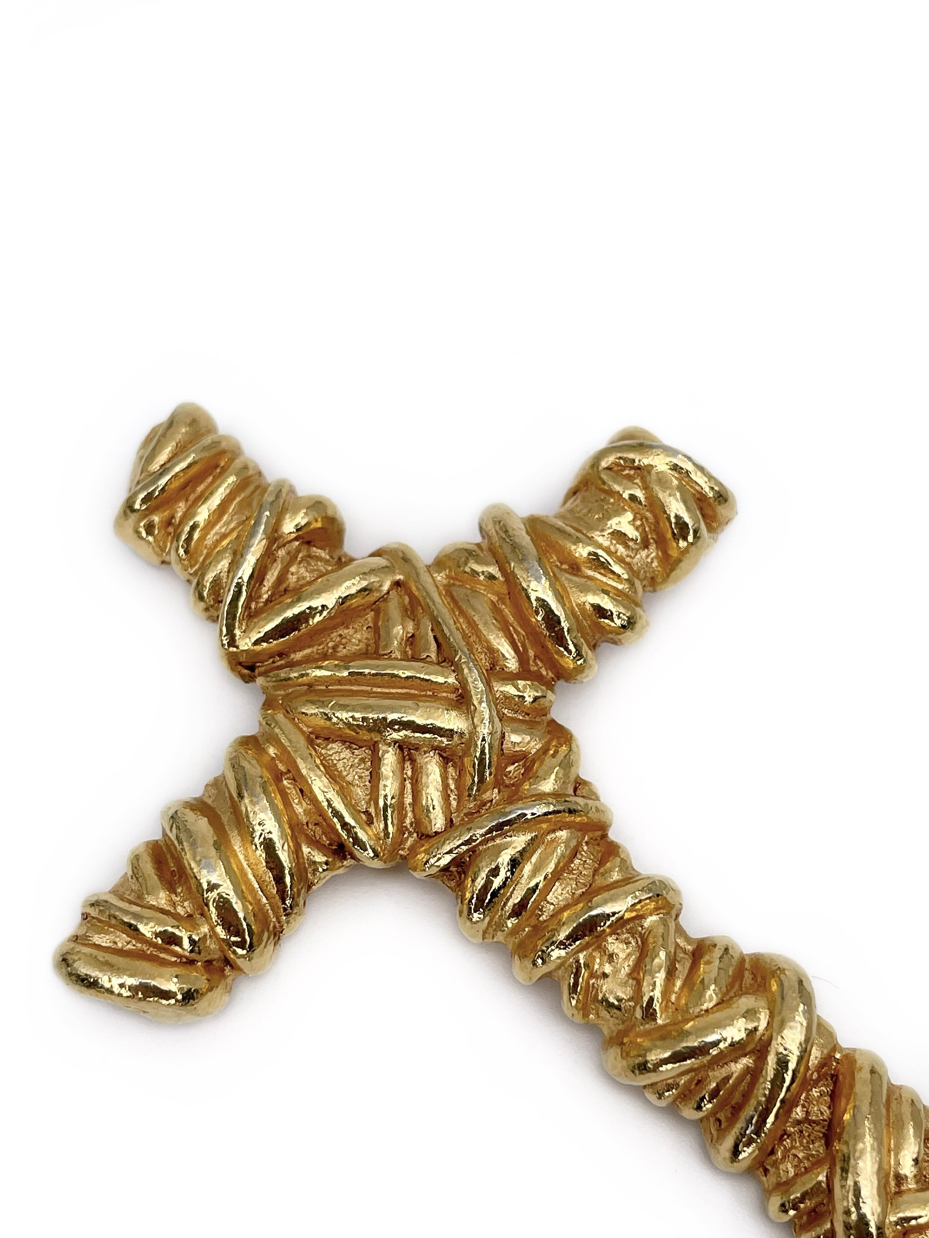 1994 Vintage Christian Lacroix Gold Tone Cross Pin Brooch In Good Condition For Sale In Vilnius, LT