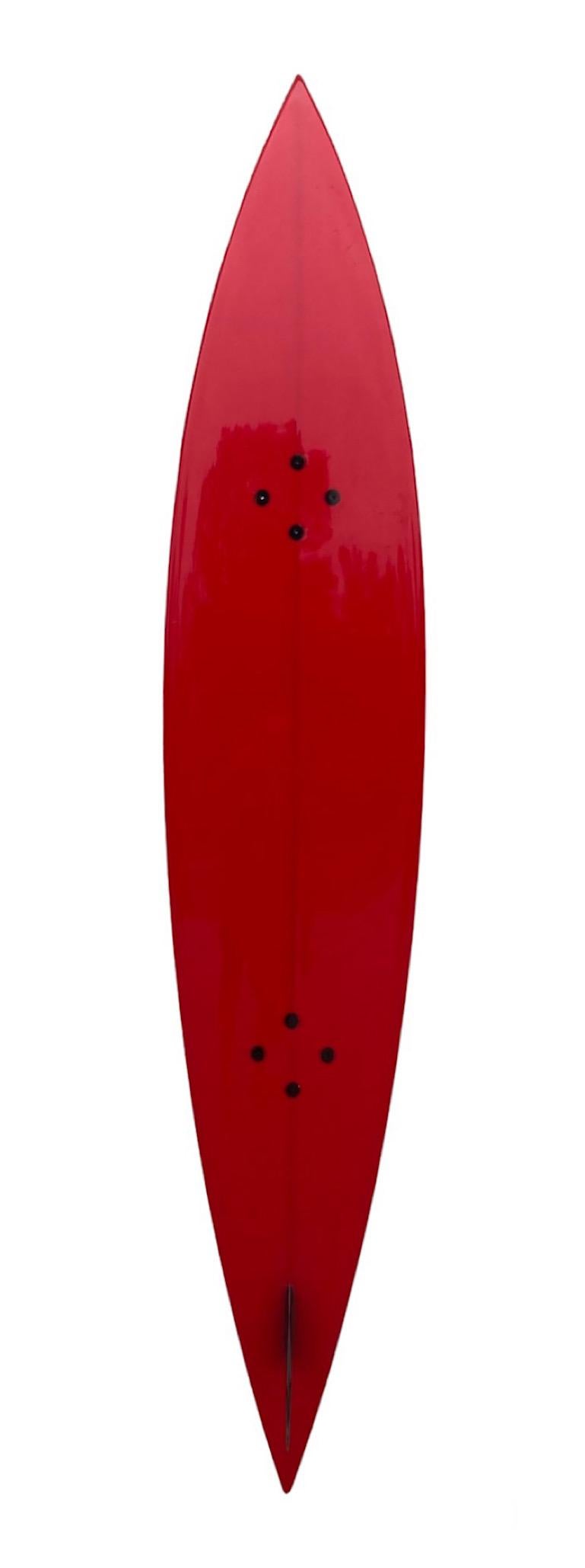 1994 Tabla de surf Vintage Quiksilver Boardriders Club fabricada por Peter Schroff. Presenta un diseño en forma de cola de alfiler con un precioso pigmento rojo y una elegante aleta fija negra.  Firmado a mano 'SUPERLOVE 1994' por Peter Schroff