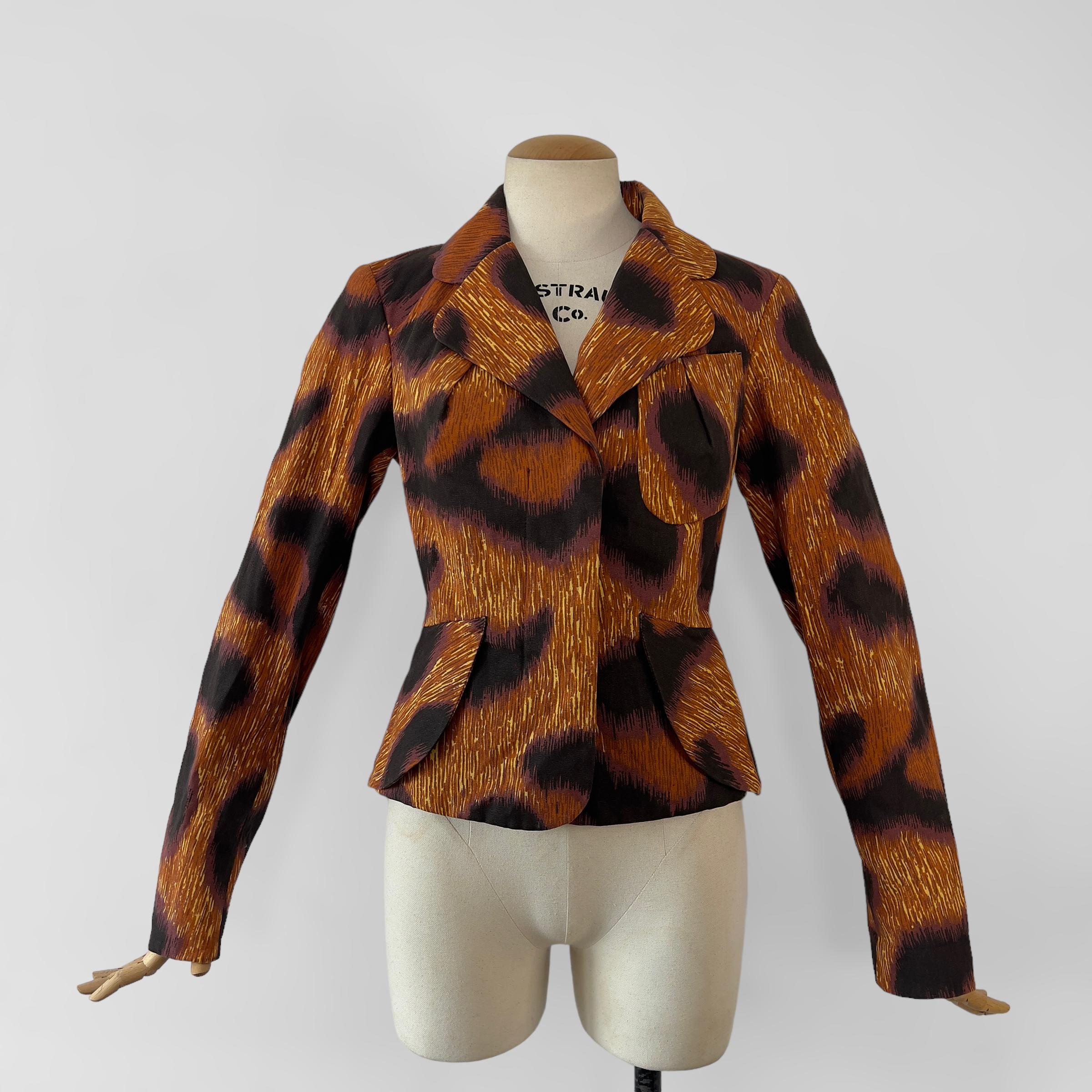 Das atemberaubende 3-teilige Leopardenset ist ein bemerkenswertes Stück aus der Vivienne Westwood'S fw Kollektion 1994. Der Druck wurde erstmals im Oktober 1993 in der Herbst/Winter-Kollektion 1994 