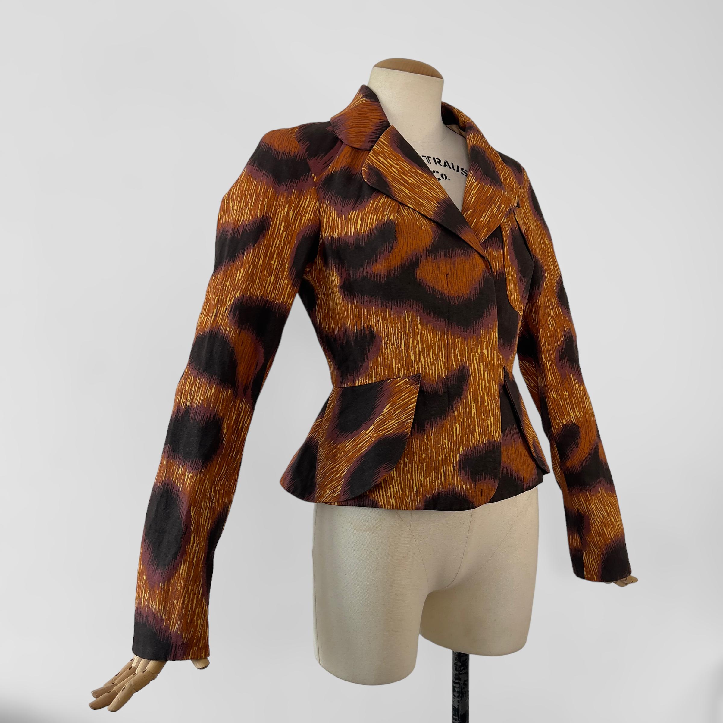 1994 Vivienne Westwood 3-teiliger Leopardenrock, Weste und Jackenanzug   (Braun) im Angebot