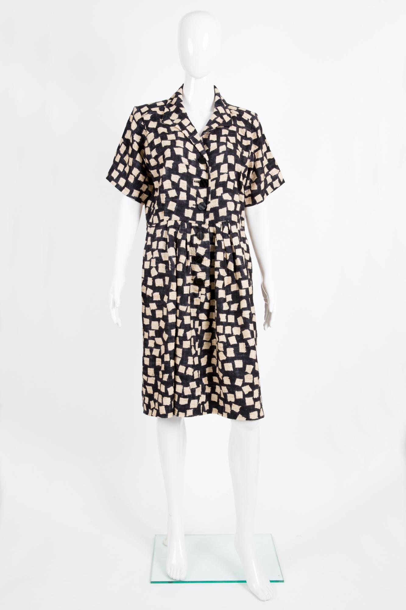 1994s Summer catwalk Yves Saint Laurent raw silk dress featuring front button opening, short sleeves, an african ethnic print. See Catwalk photos.
100% raw silk
In excellent vintage condition. Made in France. 
Estimated size 40fr/US8/UK12
We
