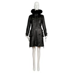 1996 Alexander McQueen di Eo Bocci, cappotto in pelle nera con impunture bianche