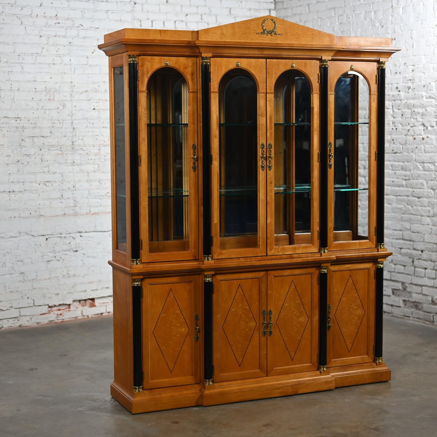 Marvelous Vintage 1995 Biedermeier Neoklassik Revival Empire-Stil Thomasville Grand Classics 2-teilige beleuchtete Breakfront China Hutch bestehend aus einem genoppten Ahorn und schwarzem Rahmen, Messing Details und Hardware, verstellbare Glasböden