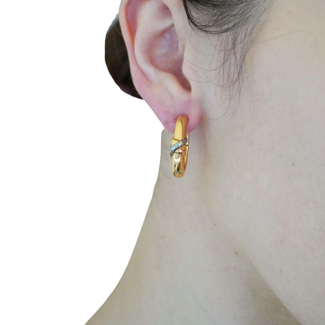 Questi orecchini a cerchio vintage Trinity di Cartier incarnano uno dei design più iconici della Maison, creato per la prima volta nel 1924 da Louis Cartier. La collezione Trinity presenta tre fasce intrecciate in oro giallo, bianco e rosa 18