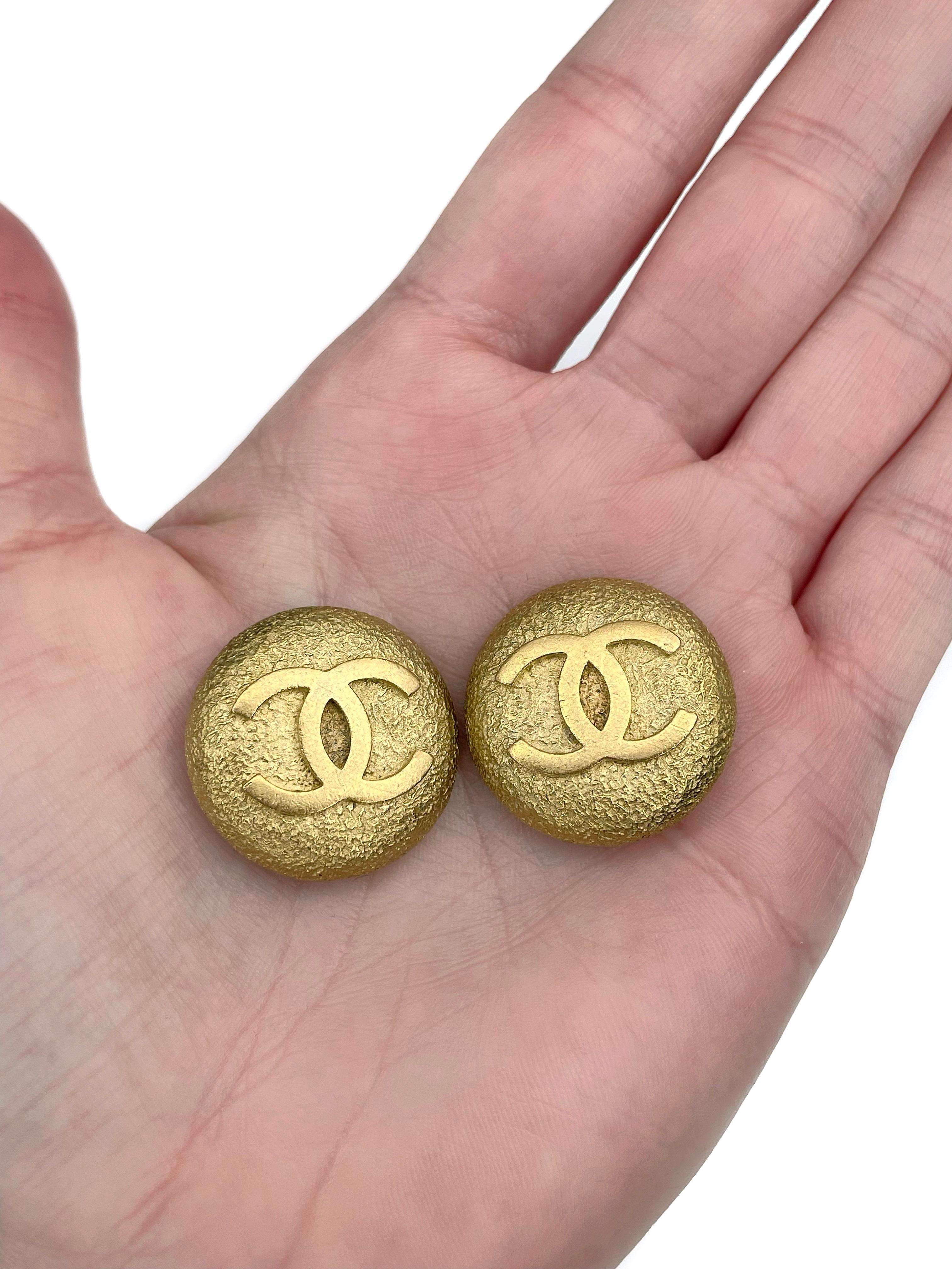 Modern 1995 Chanel Gold Tone CC Logo Textured Button Clip On Earrings For Sale