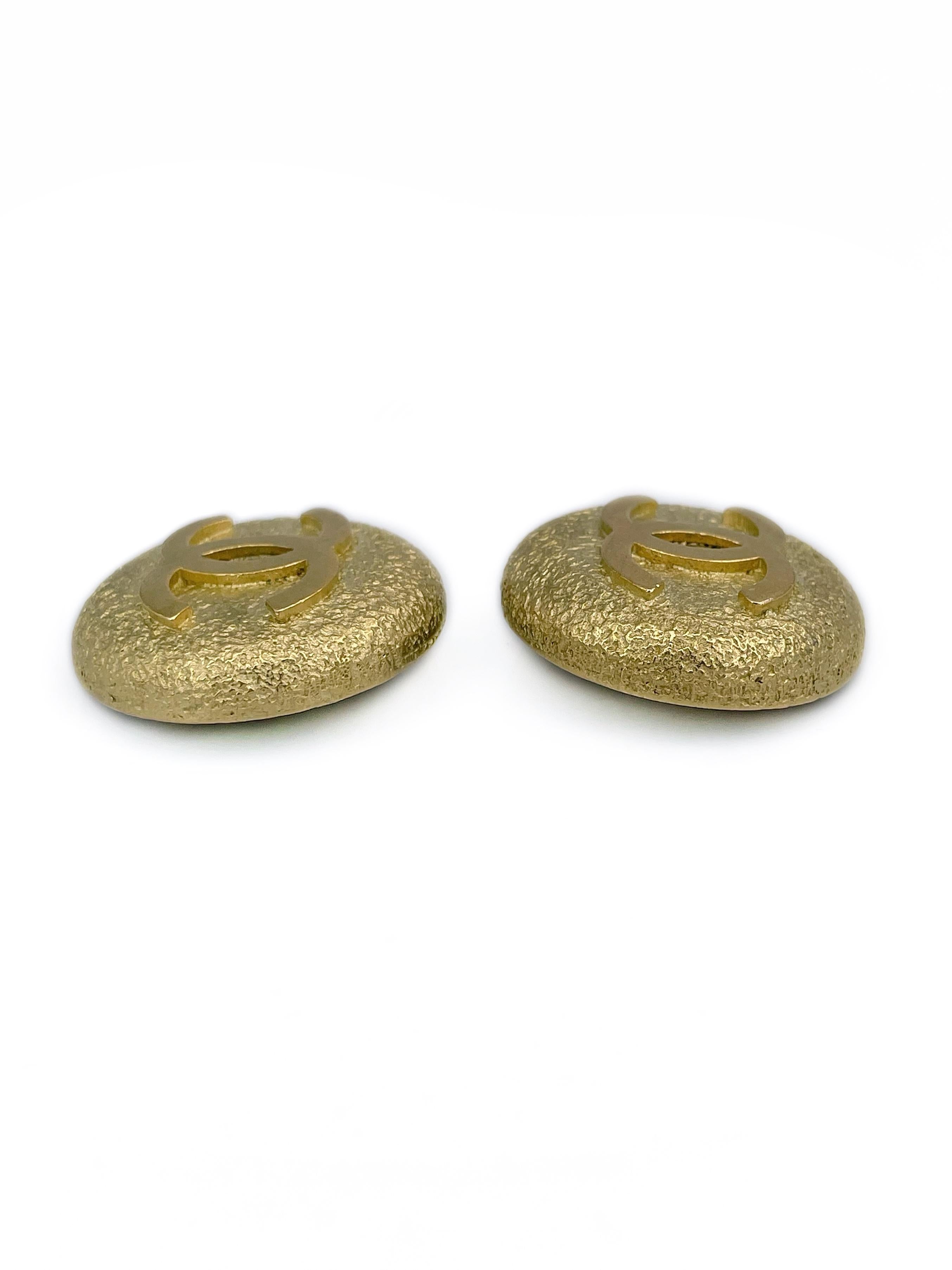 1995 Chanel Gold Tone CC Logo Textured Button Clip On Earrings In Good Condition For Sale In Vilnius, LT