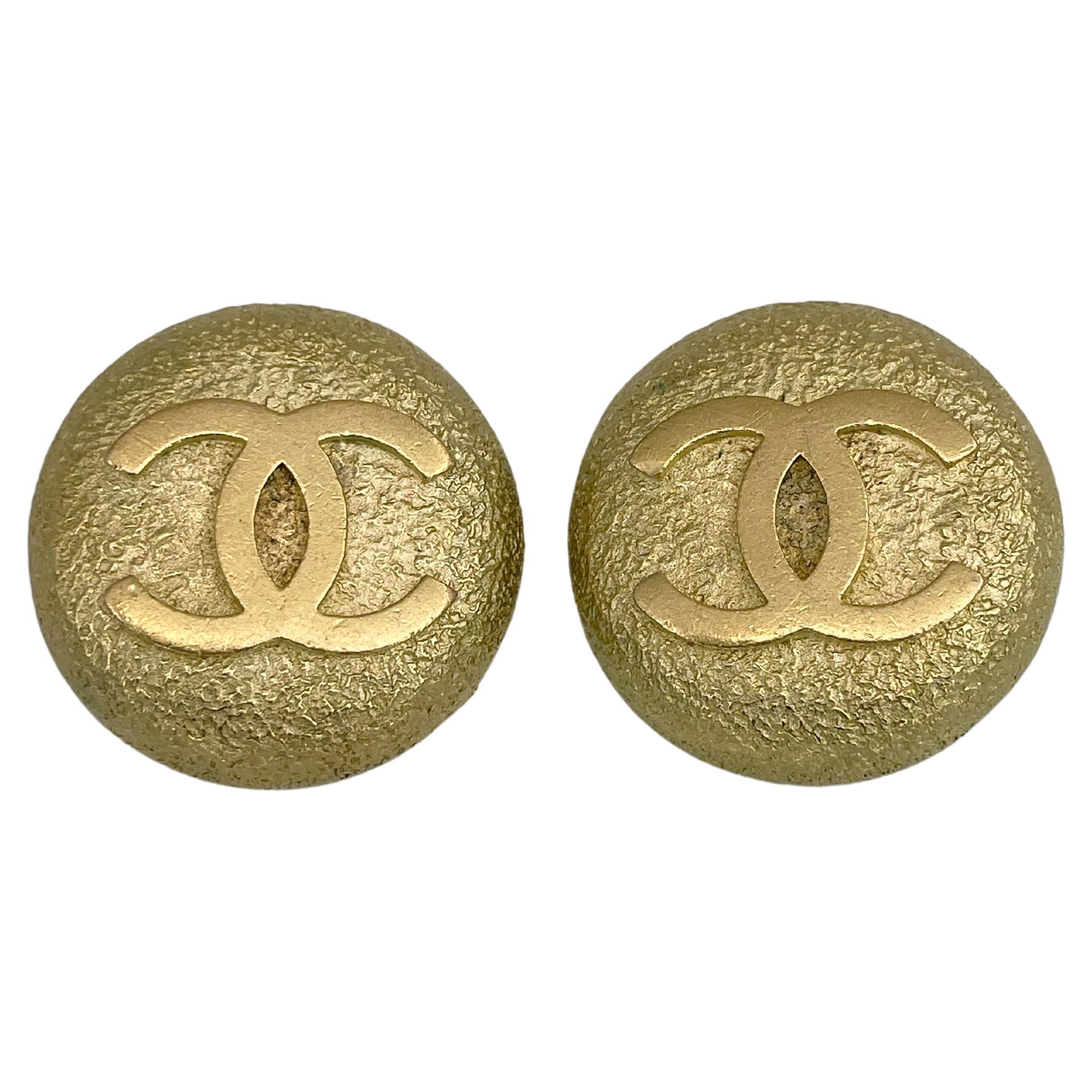 1995 Chanel Gold Tone CC Logo Textured Button Clip On Earrings For Sale