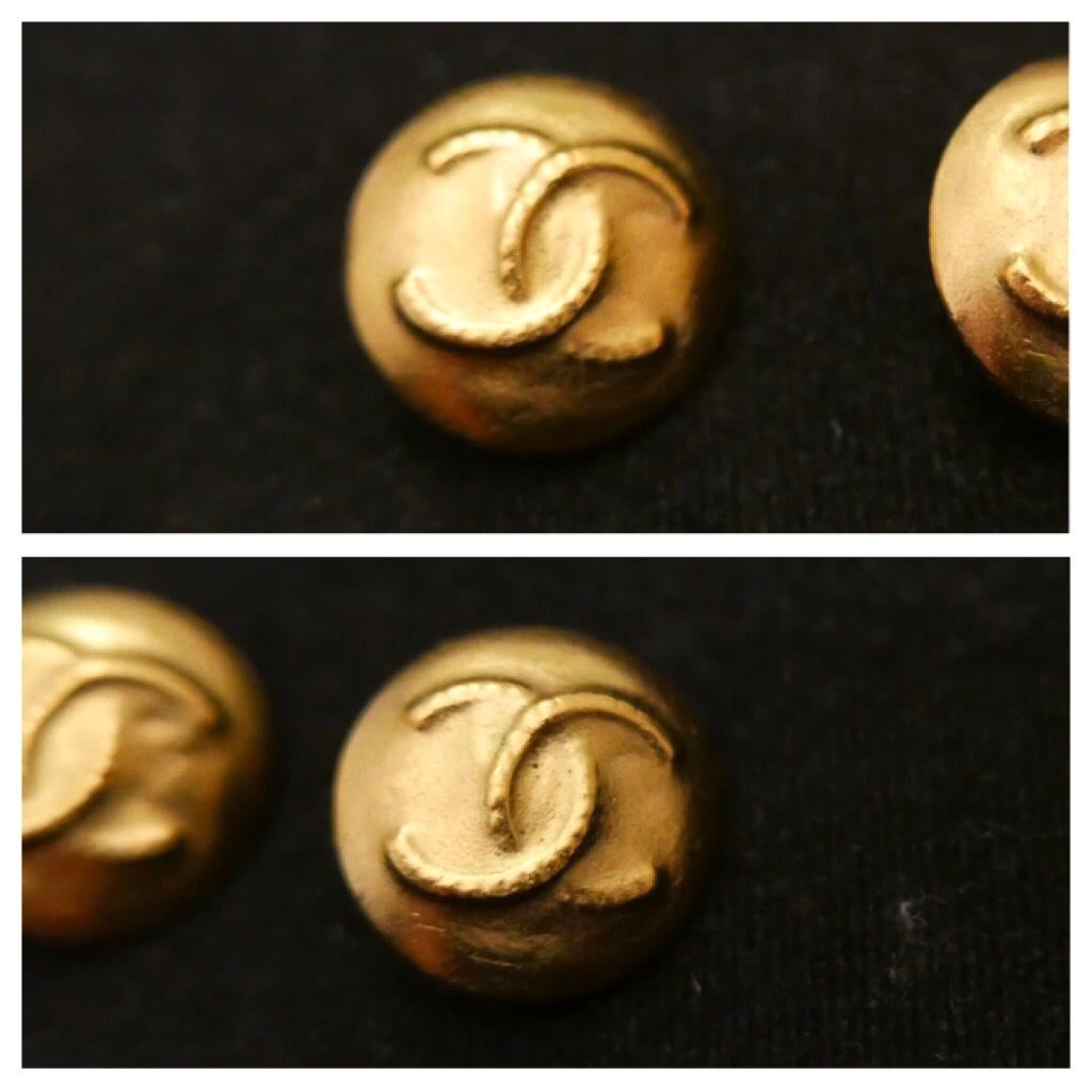 1990s Vintage CHANEL Gold Toned CC Impression Clip On Earrings  In Excellent Condition For Sale In Bangkok, TH