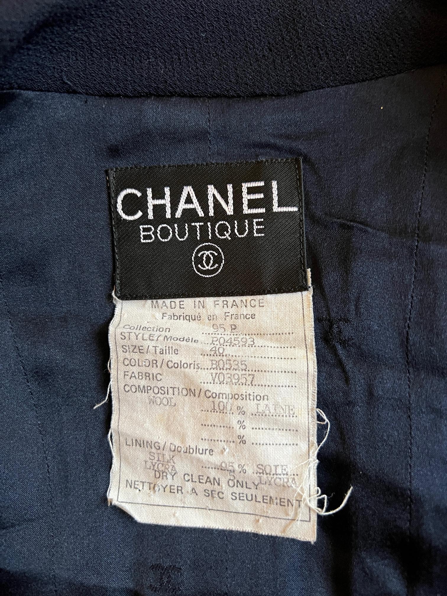 1995 Chanel Marineblauer und cremefarbener Anzug mit Kleid und Jacke im Angebot 5