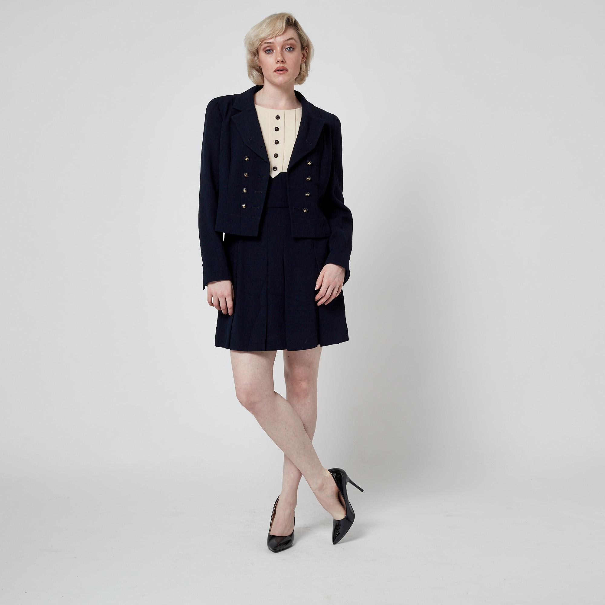 1995 Chanel Marineblauer und cremefarbener Anzug mit Kleid und Jacke im Angebot 8