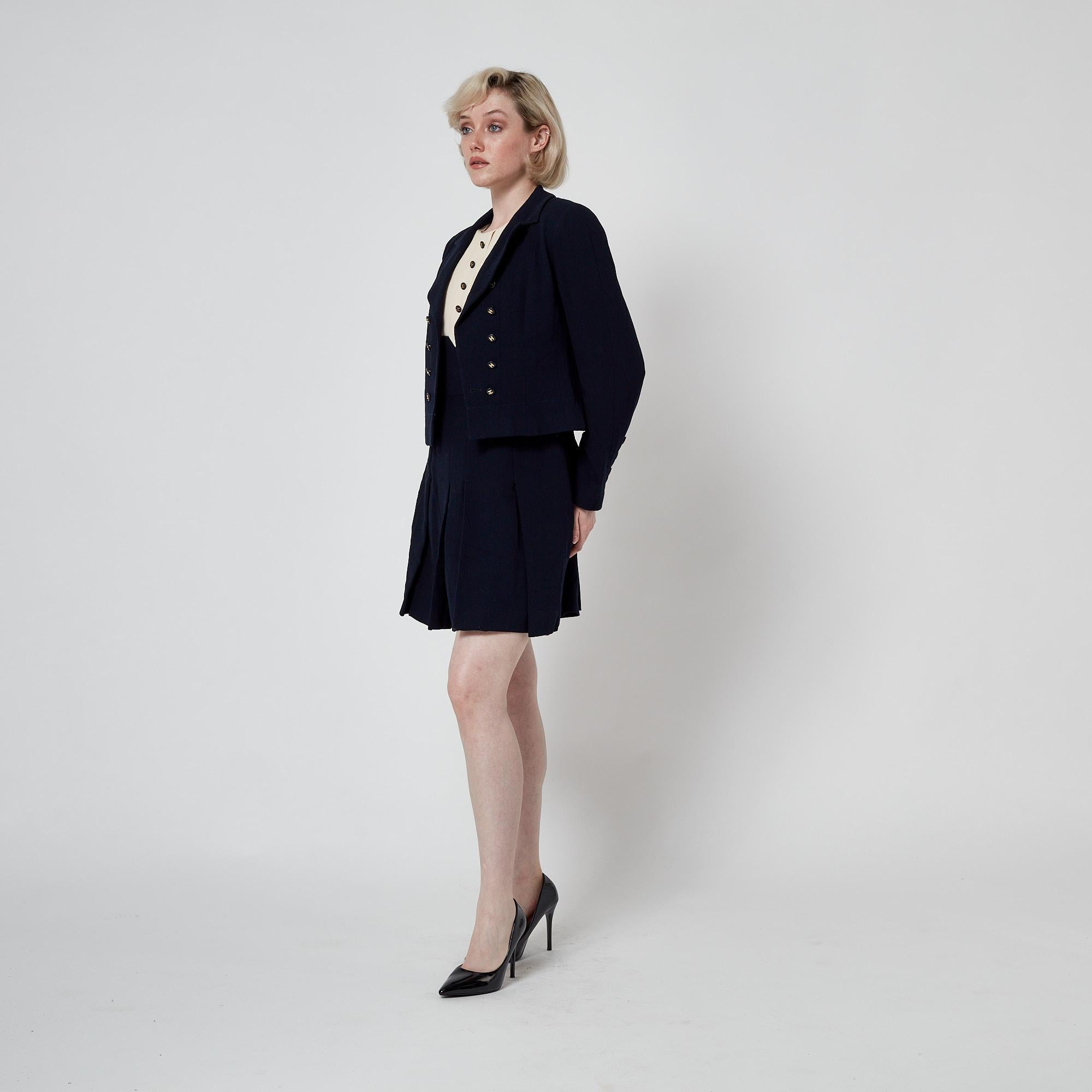 1995 Chanel Marineblauer und cremefarbener Anzug mit Kleid und Jacke im Angebot 10