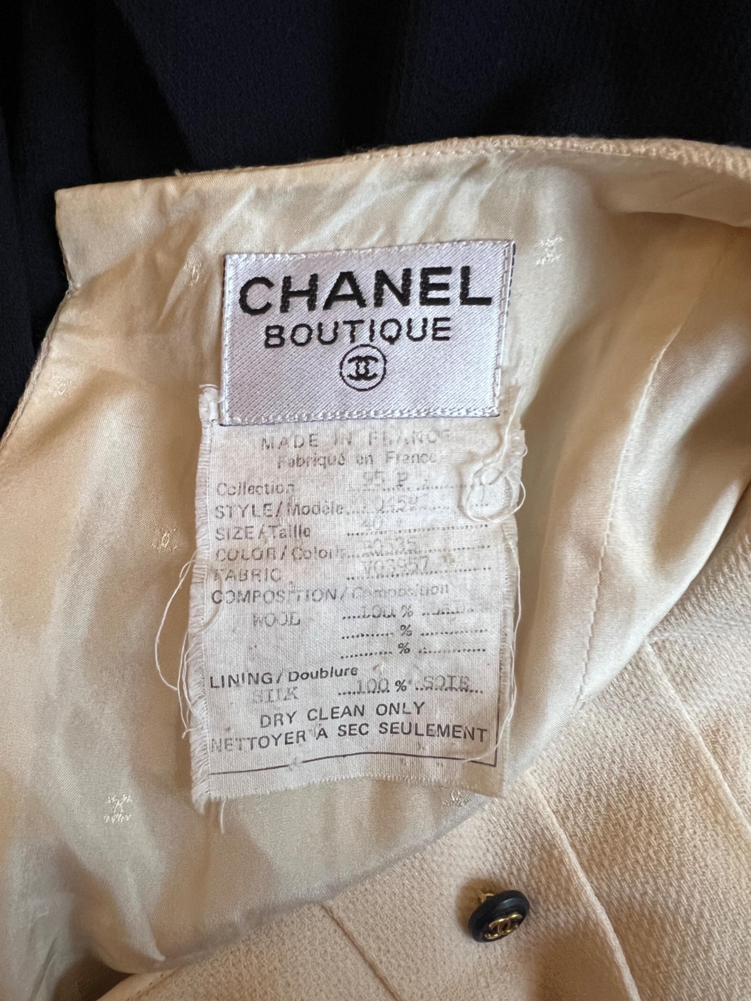 1995 Chanel Marineblauer und cremefarbener Anzug mit Kleid und Jacke im Angebot 4