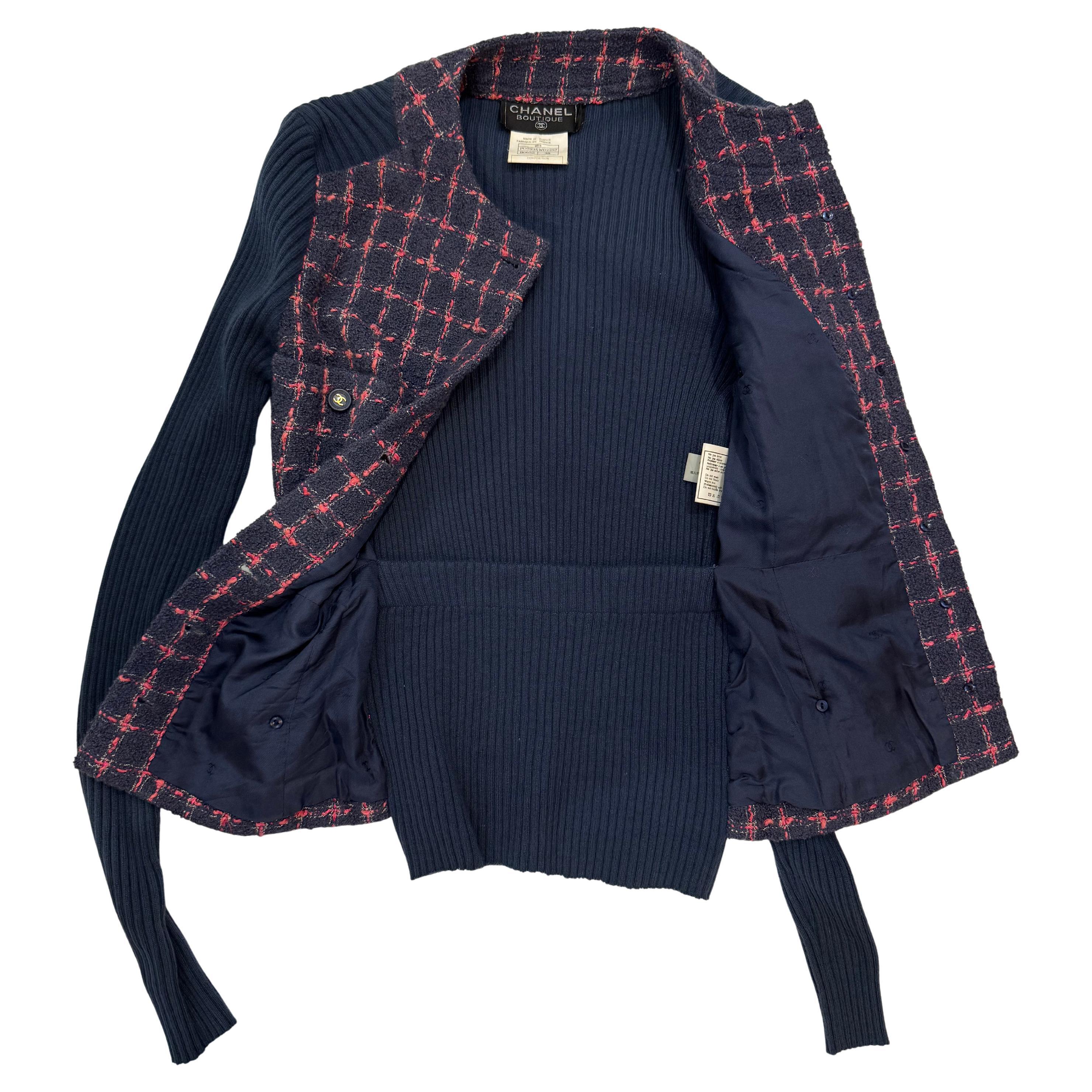 Dieses Vintage-Kleid aus Tweed und Wolle von CHANEL ist vorne aus marineblauem und rosafarbenem Tweed und hinten, unten und an den Ärmeln aus gestrickter Wolle in Marineblau gefertigt und hat vier Taschen vorne. Insgesamt gibt es zwölf marinefarbene