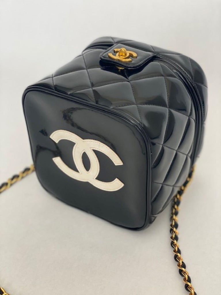 1995 Chanel vintage spring patent leather heart vanity crossbody bag For  Sale at 1stDibs