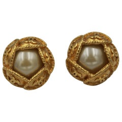 1995 Chanel Vintage  Pearl Earrings in Gold-Plated Metal
