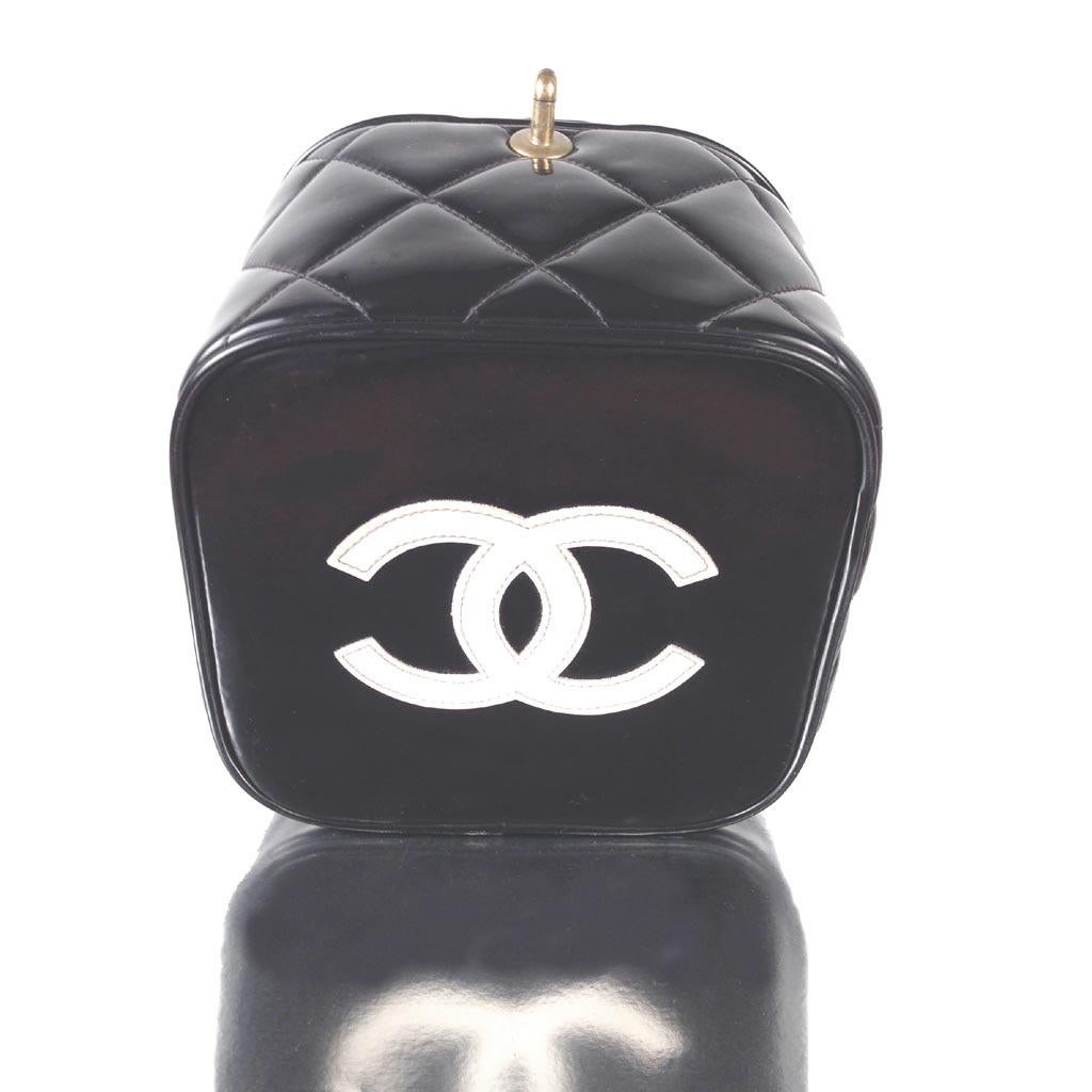 Noir Sac à bandoulière Chanel vintage en cuir verni à ressort en forme de cœur, 1995 en vente