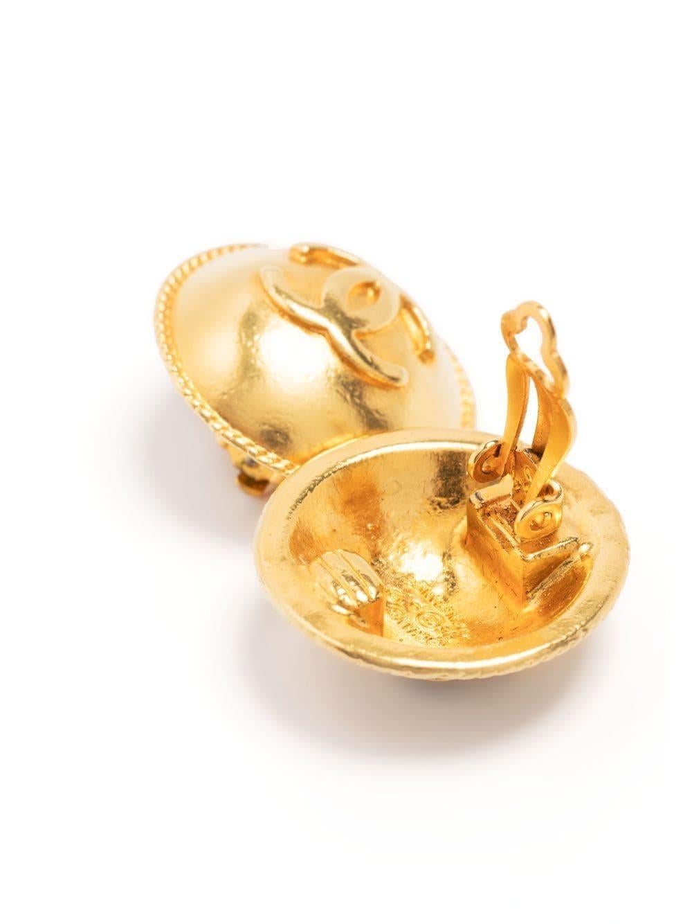 1995 Goldfarbene Chanel Clip-On-Ohrringe im Zustand „Gut“ im Angebot in Paris, FR