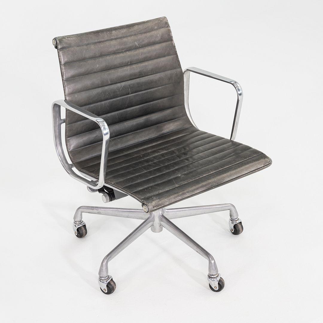 Il s'agit d'une chaise de bureau Group Management en aluminium, modèle EA335, conçue à l'origine par Charles et Ray Eames pour Herman Miller en 1958. Ces exemples particuliers datent de 1995. Le design comprend un cadre en aluminium solide mais