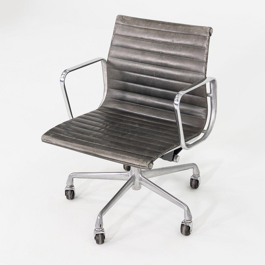 Moderne 1995 Chaise de bureau en aluminium Eames d'Herman Miller, en cuir gris en vente