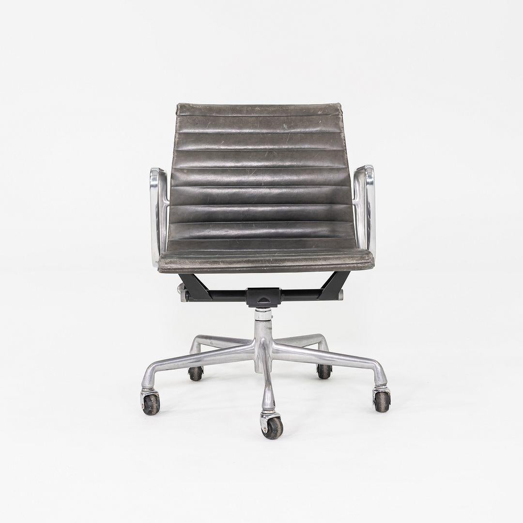 Américain 1995 Chaise de bureau en aluminium Eames d'Herman Miller, en cuir gris en vente