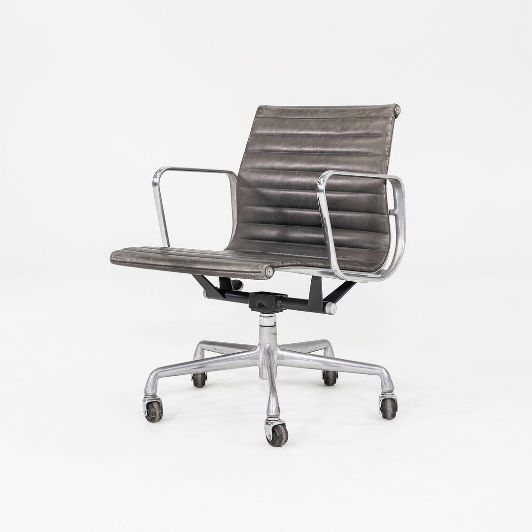 1995 Chaise de bureau en aluminium Eames d'Herman Miller, en cuir gris Bon état - En vente à Philadelphia, PA