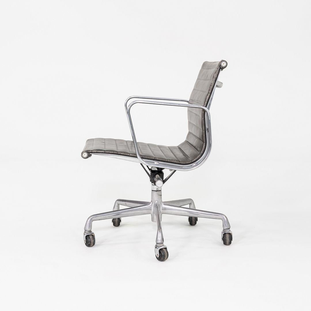 Fin du 20e siècle 1995 Chaise de bureau en aluminium Eames d'Herman Miller, en cuir gris en vente
