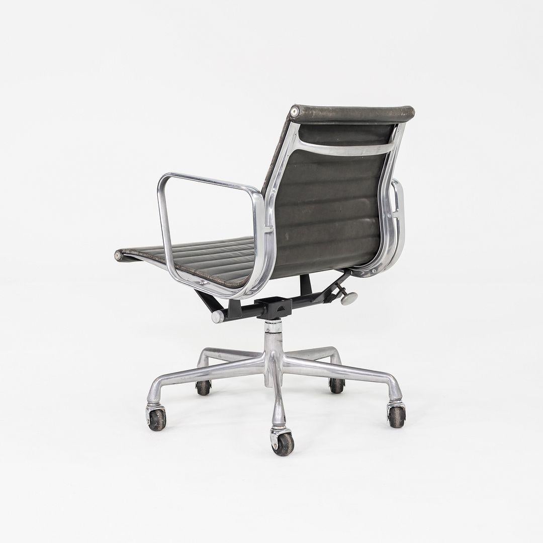 Aluminium 1995 Chaise de bureau en aluminium Eames d'Herman Miller, en cuir gris en vente
