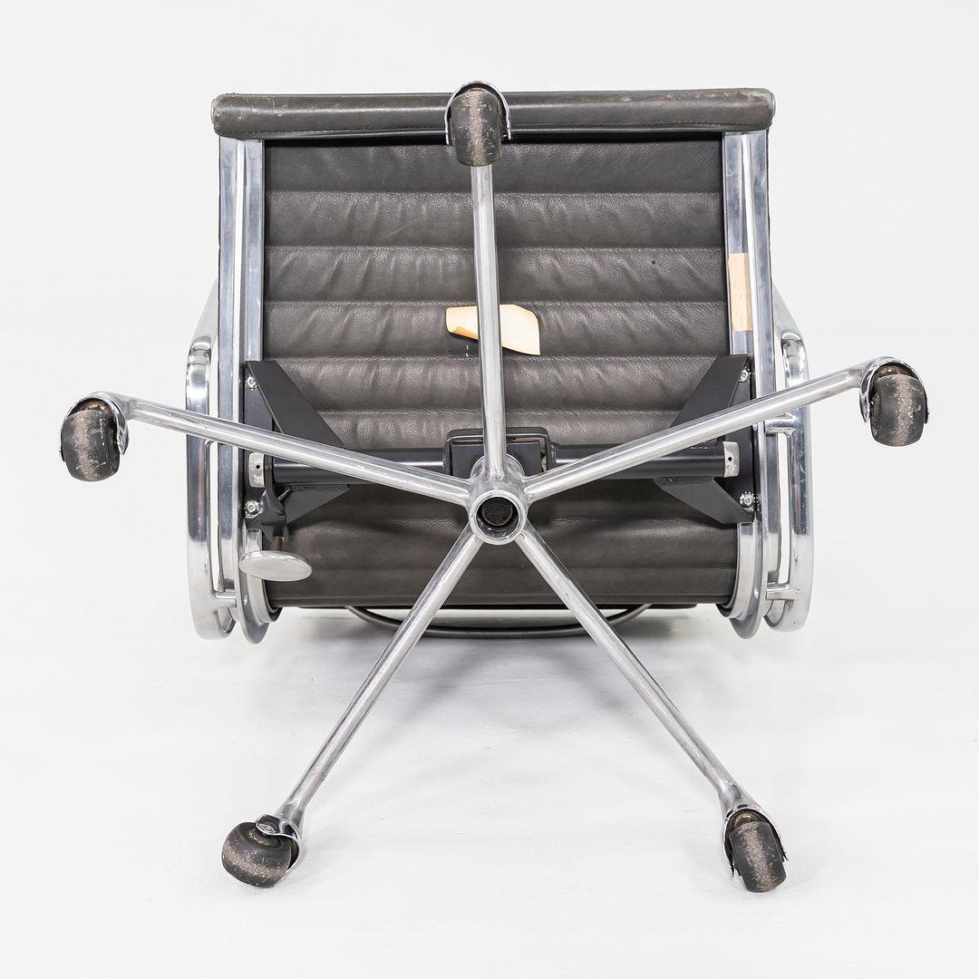 1995 Chaise de bureau en aluminium Eames d'Herman Miller, en cuir gris en vente 2