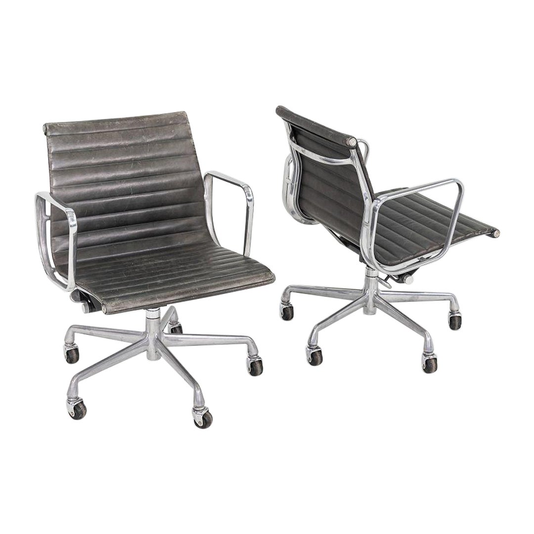 1995 Herman Miller Eames Aluminum Management Desk Chair in pelle grigia