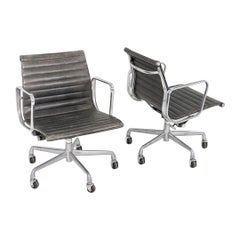 1995 Herman Miller Eames Aluminum Management Desk Chair in pelle grigia